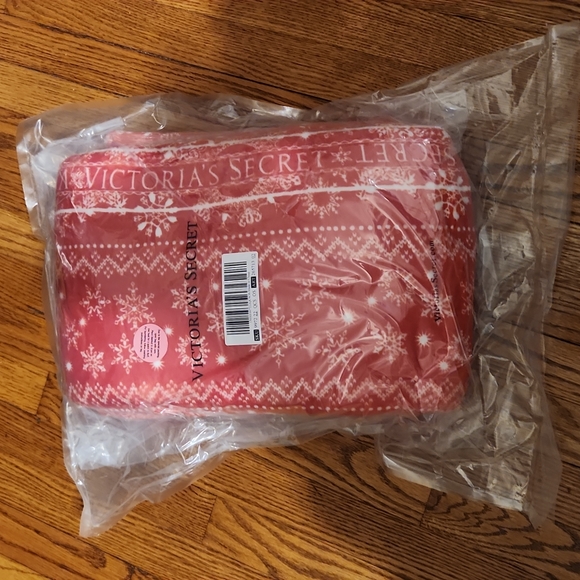 NWT Victoria's Secret Fleece Sherpa Blanket - Picture 3 of 6